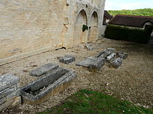 Sarcophage et pierres tombales, le long de la façade sud.