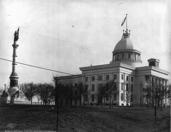 The capitol building and confederate monument in 1906, prior to erection of north and south side-wings.