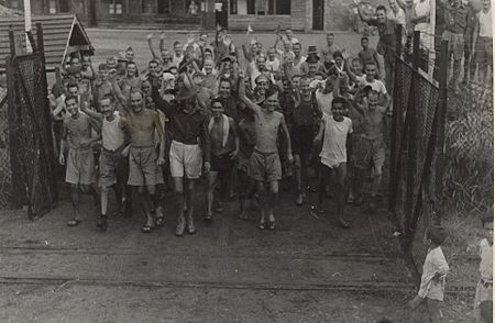 Fail:Allied_prisoners_of_war_after_the_liberation_of_Changi_Prison,_Singapore_-_c._1945_-_02.jpg