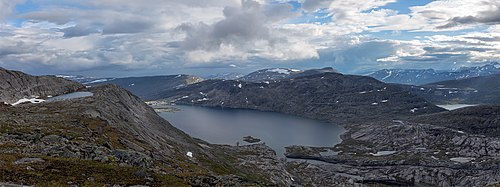 Vy från Tjårok mot västra Amásjávrre - den del som ligger i Norge.