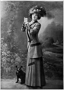 La comédienne en costume tailleur de chez Green & Co. et photographiée par Henri Manuel en 1910.