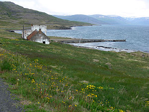 Das verlassene Anwesen Arngerðareyri aus dem Jahre 1800 im Ísafjörður