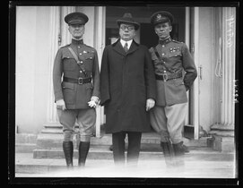 Chapdan o'ngga: Brig. General Frenk Parker, polkovnik Jeyms A. Drayn va podpolkovnik Jorj C. Marshall Vashingtondagi Oq uyda, 1924-yil 4-oktabrda.