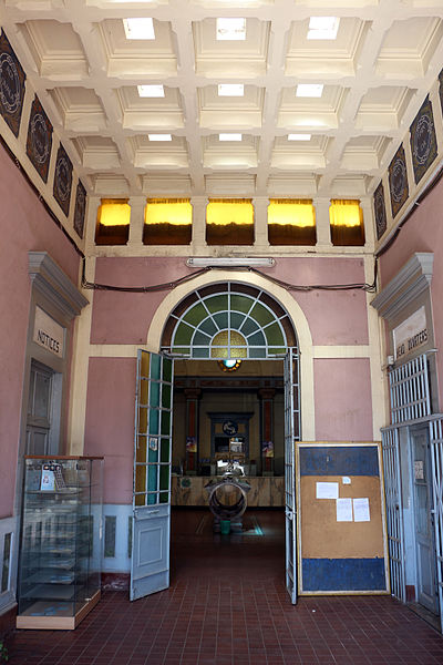 File:Asmara, ufficio postale, interno 06.JPG