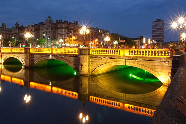 Die O’Connell Bridge über die Liffey bei Nacht