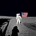 Edgar Mitchell pózuje pri americkej vlajke na Mesiaci, 5. február 1971