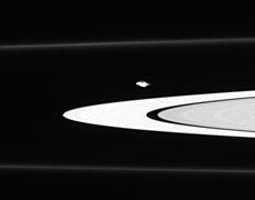 Cassini-Foto vum 30. Juni 2006 aus enger Distanz vu 428.551 bannenzeg vum A- an F-Rank