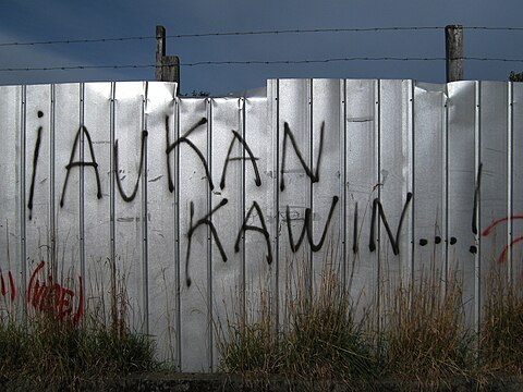 Graffiti in Mapudungun meaning "Uprise Meeting".