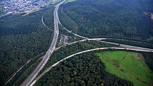Autobahndreieck Dernbach: Geographie, Ausbauzustand, Besonderheiten