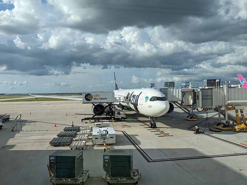 File:Azul Airlines at Gate 243, Orlando International Airport, Orlando, Florida.jpg