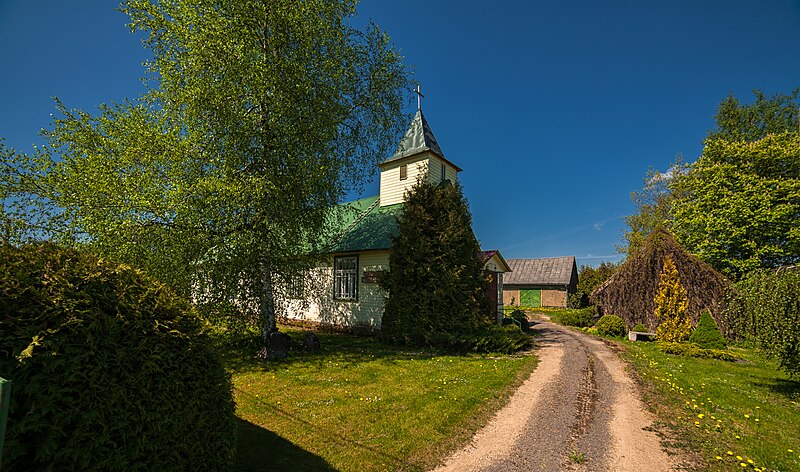 File:Bātas- Vaiņodes luteriskā baznīca 2.jpg