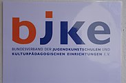 Schild BUNDESVERBAND DER JUGENDKUNSTSCHULEN UND KULTURPÄDAGOGISCHEN EINRICHTUNGEN E.V. (BJKE), Kurpark 5, 59425 Unna