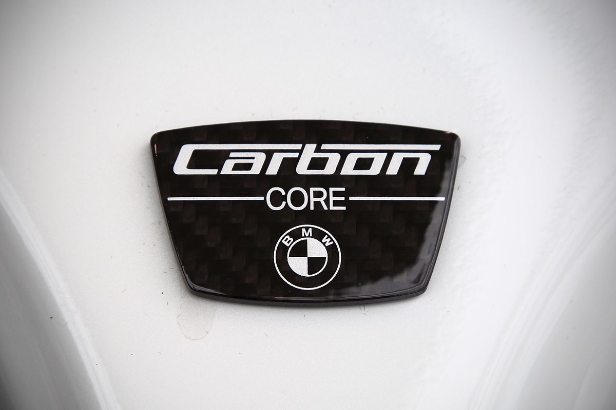 Datei:BMW 7Series Carbon Core Emblem.jpg – Wikipedia