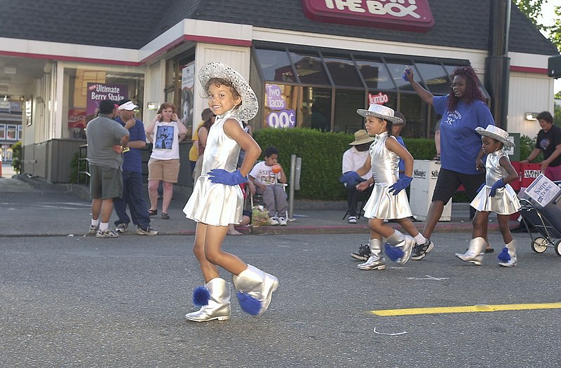File:Baby Dangerettes drill team in University District Seafair parade, 2002 (42441271585).jpg