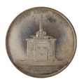 Baksida av medalj med bild av regalier på ett altare, 1829 - Skoklosters slott - 99621.tif