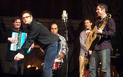 Слева направо: Хирн, Стюарт, Кригган, Робертсон смотрят как Пэйдж экспромтом показывает пантомиму игры в гольф (2004)