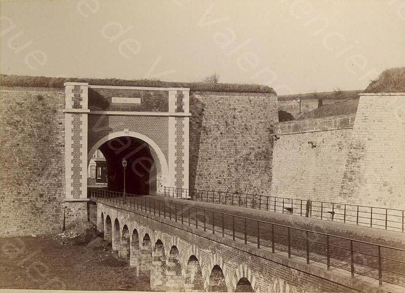 File:Bastion et porte Cardon (1).jpg