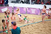 Deutsch: Beachhandball bei den Olympischen Jugendspielen 2018; Tag 6, 12. Oktober 2018; Mädchen, Hauptrundenspiel – Ungarn-Niederlande 2:1 English: Beach handball at the 2018 Summer Youth Olympics at 12 October 2018 – Girls Main Round – Hungary-Netherlands 2:1