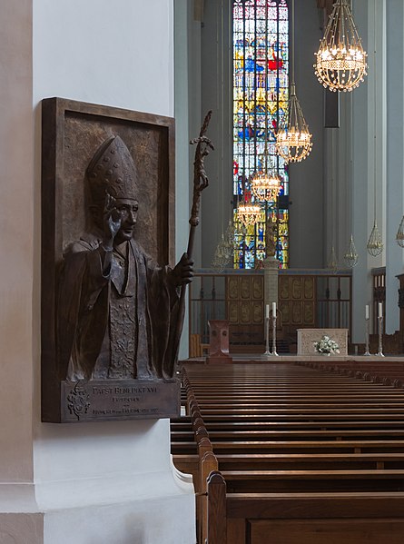 File:Benedikt XVI choir Cathedral Munich.jpg