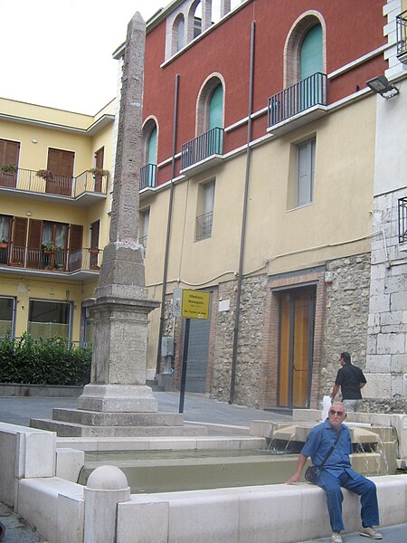 File:Benevento - Obelisco neoegizio in piazza Papiniano.jpg