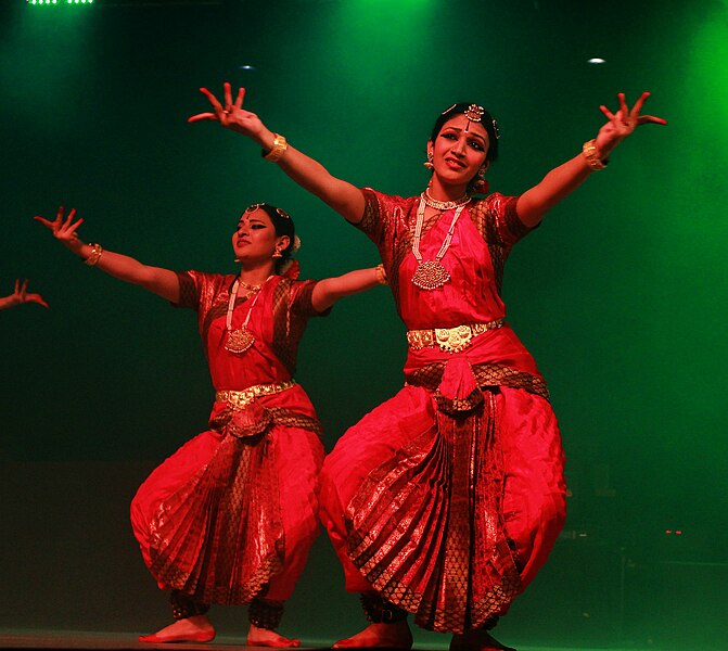 File:Bharatanatyam dance performance by Guru Saroja Vaidyanathan' disciples at Youth Festival 2012 IMG 3165 11.jpg