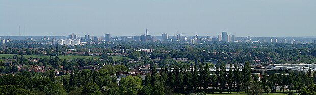 Vue de la ville depuis les collines Lickey Hills, avec l'usine de Longbridge à l'avant-plan.