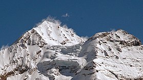 Pohled na Oeschinenhorn (vpravo) a Blüemlisalp (vlevo).