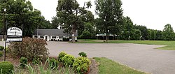 Panoramatický pohled na budovu a areál Blackman Community Club v Blackmanu, neregistrované komunitě v Rutherford County poblíž Interstate 840 poblíž Murfreesboro v Tennessee.