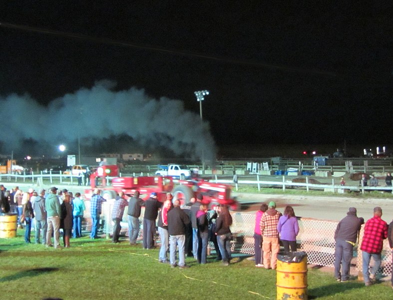 File:Blurry tractor pull (8540327316).jpg