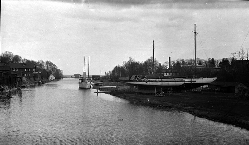 File:Boats in river and on land at Oakville (Ont.). 13 May, 1917 (25991219172).jpg