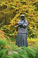 Statue de Katerina Bilokur, artiste peintre ukrainienne, dans le parc local.