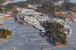 Det sydlige Bullandö med marinaen i februar 2013. 
 Til venstre næsset mod Älvsala, til højre Seglarbyn.