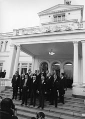 The Brandt cabinet of 1969 on the steps of President Heinemanns's residence in Bonn, the Villa Hammerschmidt Bundesarchiv B 145 Bild-F038505-0006, Bonn, Amtsantritt Kabinett Brandt bei Heinemann.jpg