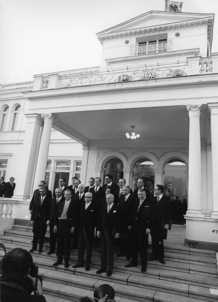 Cabinet Brandt II outside the Hammerschmidt Villa on 15 December 1972