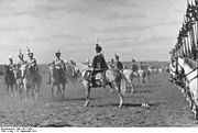 1911年、ダンツィヒ。第1近衛軽騎兵連隊(de)を閲兵する皇帝ヴィルヘルム2世と皇太子ヴィルヘルム。