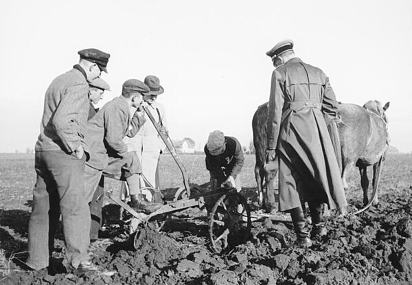 Volksdeutsche who had been resettled in the Wartheland by VoMi receive agriculture training in 1940.