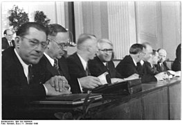 Bundesarchiv Bild 183-S88809A, Berlin, 2. Volkskammersitzung, neue Regierung.jpg