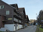 Gasthaus «Toggenburg» in ländlichen oberen Burgau, wo grössere Gärten zu finden sind.