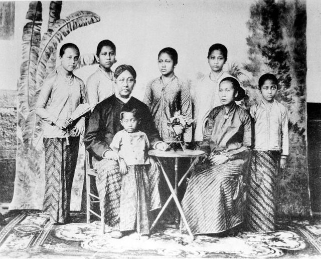 Young Kartini with her family. Here shown javanese kebaya worn by women of Javanese aristocrats, circa 1890-1904.