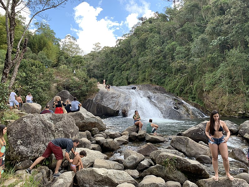 File:Cachoeira do Escorrega, Visconde de Mauá.jpg