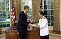 השגריר חם הנג מציג את אישורי הנשיא ברק אובמה בבית הלבן ב -20 במאי 2009.