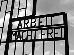 Sachsenhausenin Keskitysleiri: 1933–1934 – SA-joukkojen Oranienburgin keskitysleiri, 1936–1945 – SS:n Sachsenhausen, 1945–1950 – Puna-armeijan erikoisleiri