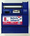 自動車のバッテリーの充電器の例。12 Voltとだけ書かれており、12V専用。これは8Aタイプで、20Aのフューズを使うもの。