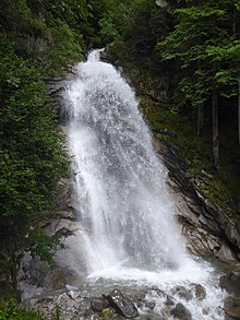 La cascata della Brentana lungo la strada per la Val Campelle