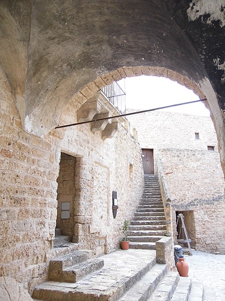 File:Castello di Carini interno.jpg