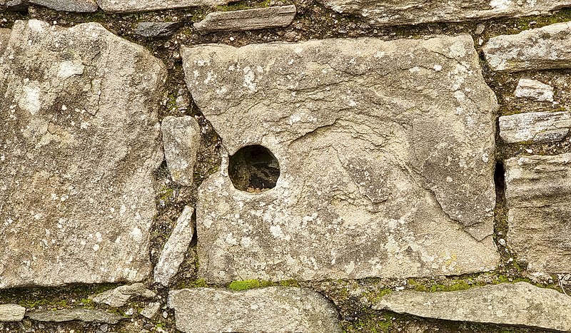 File:Castle Gardens bolt hole or spud-stone.jpg