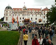 Celle 2010: Besucher vor dem Schloss Celle