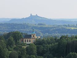 Pohled na hrad Trosky a tatobitský kostel sv. Vavřince