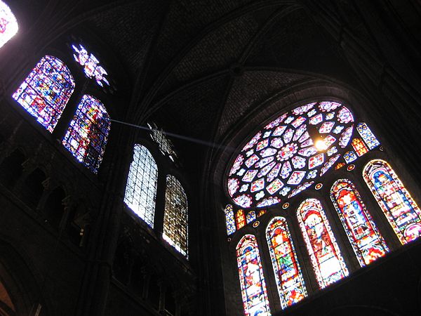 North rose window and Bays 125 (left) and 123 (right).