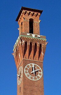 Der obere Teil des Glockenturms der Station mit den im Text beschriebenen Merkmalen